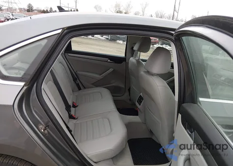 2015 Volkswagen Passat 1.8T Se z USA, uszkodzony, nr VIN 1VWBT7A35FC003305